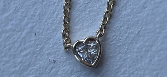 Halskæde af 14 kt. guld med brillantslebene laboratorieskabte diamant på samlet ca. 0.10 ct