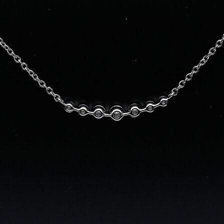 Halskæde af 14 kt. hvidguld med brillantslebene laboratorieskabte diamanter på samlet samlet ca. 0.35 ct.