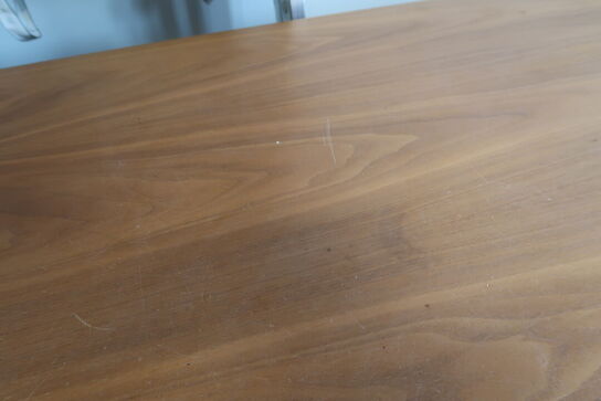 Bord/disk med to skuffer