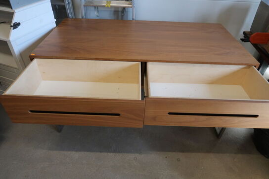 Bord/disk med to skuffer