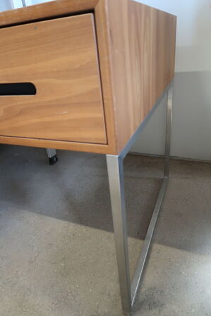 Bord/disk med to skuffer