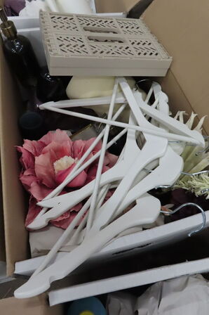 Indhold af te-køkken samt diverse brugskunst