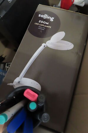 Diverse kontorartikler, lup-lampe samt makulator