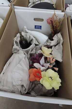 Indhold af te-køkken samt diverse brugskunst