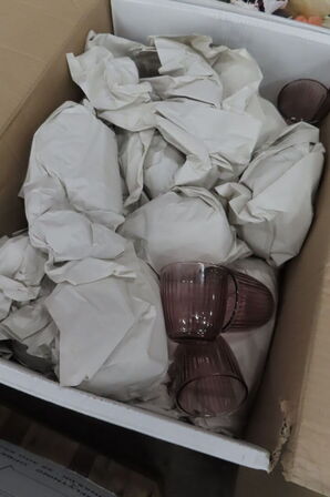 Indhold af te-køkken samt diverse brugskunst