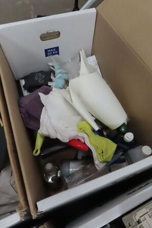 Indhold af te-køkken samt diverse brugskunst