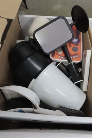 Indhold af te-køkken samt diverse brugskunst