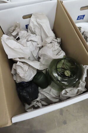 Indhold af te-køkken samt diverse brugskunst