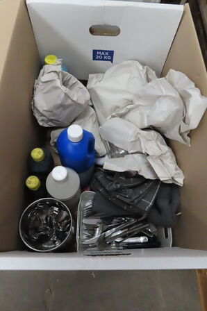 Indhold af te-køkken samt diverse brugskunst