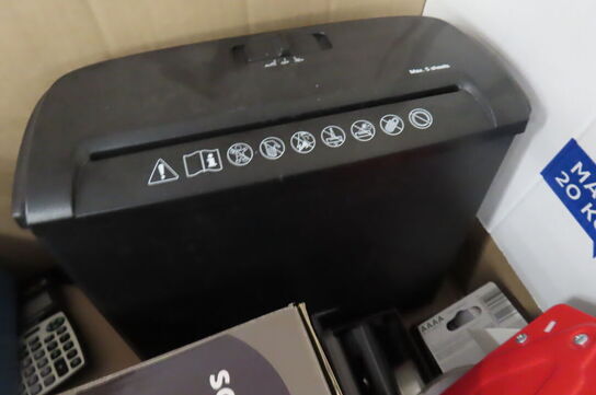 Diverse kontorartikler, lup-lampe samt makulator