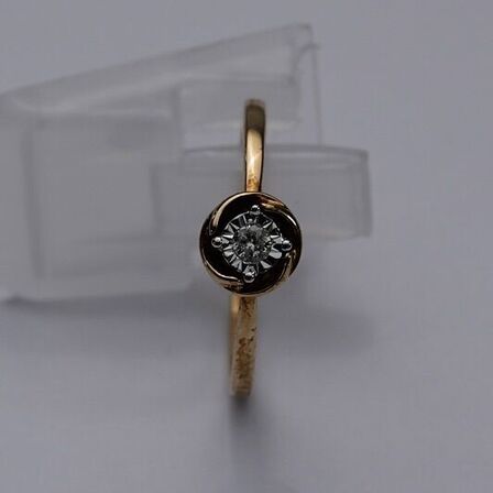 Diamantring af 9 kt. guld prydet med en brillantsleben diamant
