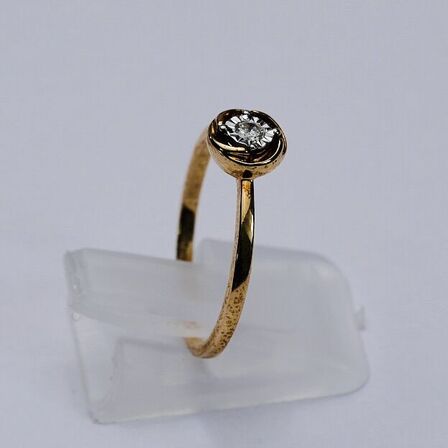 Diamantring af 9 kt. guld prydet med en brillantsleben diamant