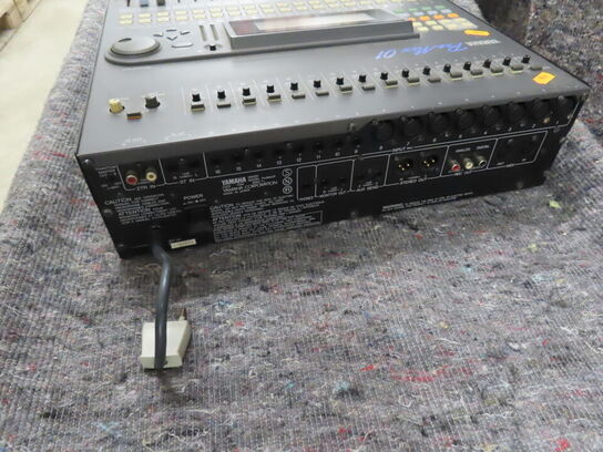 Mixer - YAMAHA PROMIX 01 (MOMSFRI)