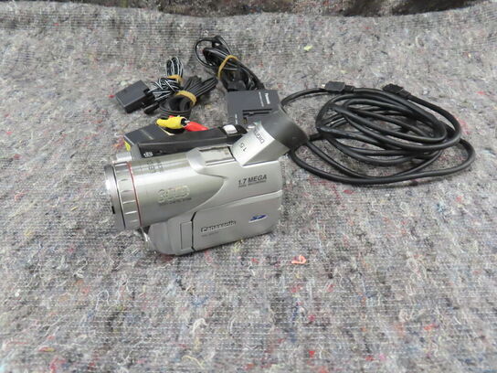 Videokamera med tilbehør - PANASONIC NV-GS70 (MOMSFRI)