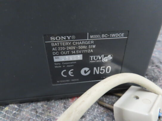 Oplader til 4 batterier - SONY BC-1WDCE (MOMSFRI)
