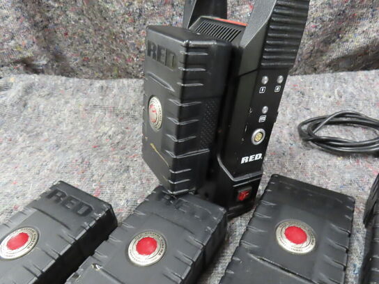 4 stk. Batterier og oplader - RED (MOMSFRI)