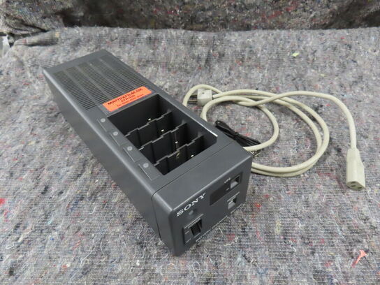 Oplader til 4 batterier - SONY BC-1WDCE (MOMSFRI)