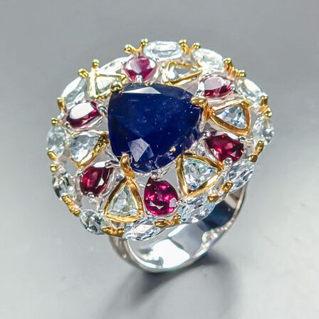 Eksklusivt håndfremstillet unika ring af rhodineret sterlingsølv prydet med stor ca. 6 ct. oval slebet dyb blå safir