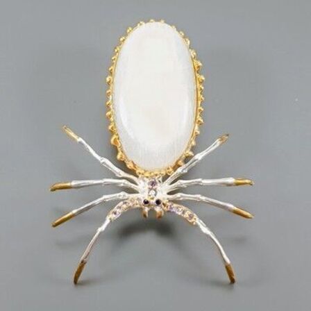 Unika broche, i form af en edderkop af guld og hvidguldbelagt sterlingsølv prydet med stor ca. 48 ct. oval cabochon