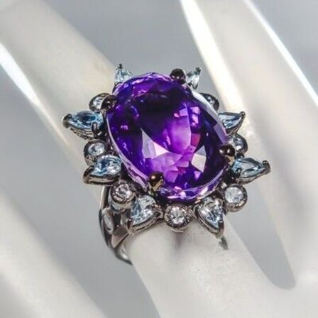 Eksklusivt håndfremstillet unika ametystring af sort rhodineret sterlingsølv