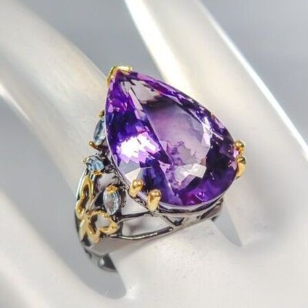 Eksklusivt håndfremstillet unika ametystring af gulbelagt og sort rhodineret sterlingsølv