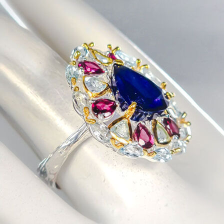 Eksklusivt håndfremstillet unika ring af rhodineret sterlingsølv prydet med stor ca. 6 ct. oval slebet dyb blå safir