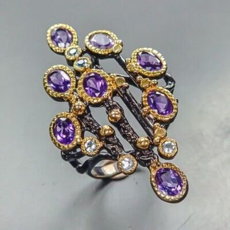 Ring af guldbelagt og sort rhodineret sterlingsølv prydet med talrige ametyster og mindre topase