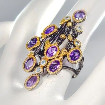 Ring af guldbelagt og sort rhodineret sterlingsølv prydet med talrige ametyster og mindre topase