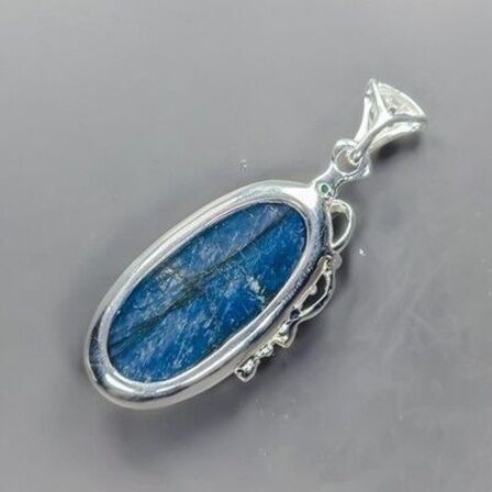 Unika vedhæng, af guld og hvidguldbelagt sterlingsølv prydet med stor ca. 38 ct. oval cabochon