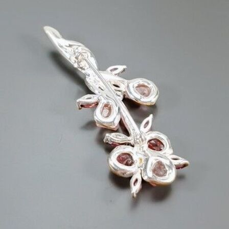 Unika broche, af guld og hvidguldbelagt sterlingsølv i form af gren prydet med talrige pink turmaliner