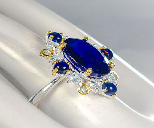 unika ring af rhodineret sterlingsølv prydet med stor ca. 10 ct. oval slebet dyb blå safir,