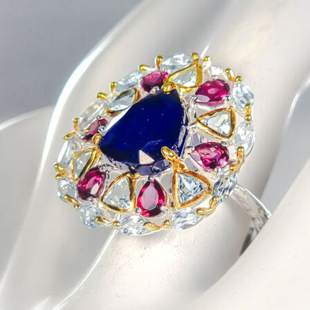 Eksklusivt håndfremstillet unika ring af rhodineret sterlingsølv prydet med stor ca. 6 ct. oval slebet dyb blå safir