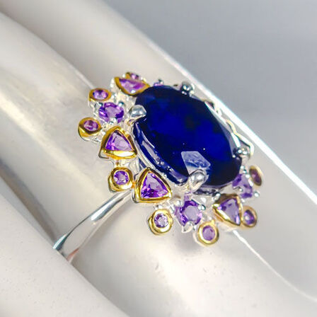 Ring af rhodineret sterlingsølv prydet med stor ca. 9 ct. oval slebet dyb blå safir