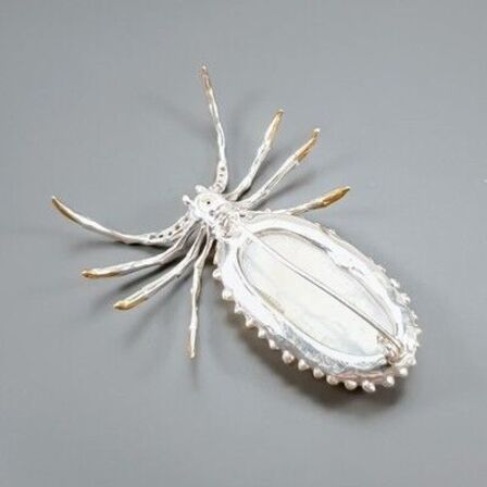 Unika broche, i form af en edderkop af guld og hvidguldbelagt sterlingsølv prydet med stor ca. 48 ct. oval cabochon