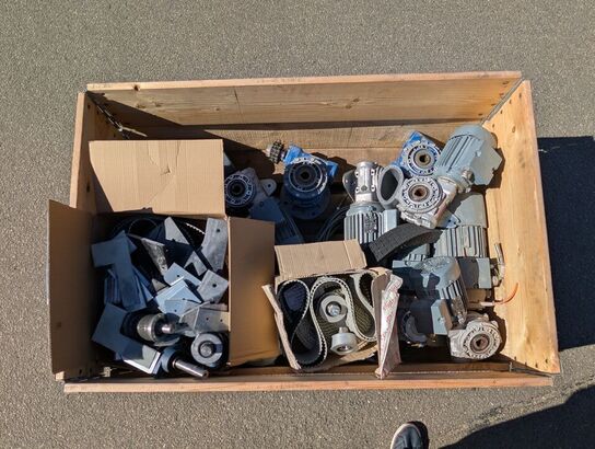 9 stk. assorterede motorer med vinkel gear, hovedsageligt 0.65 kw.  Samt diverse transmition komponenter.