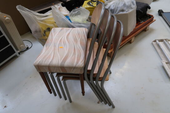 4 stk. stabelstole, kommode samt elradiator m.m.