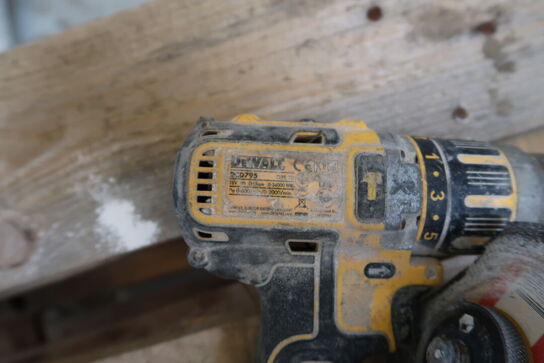 3 stk. akku håndværktøj DEWALT DCD795 m.fl. med 2 stk. batterier