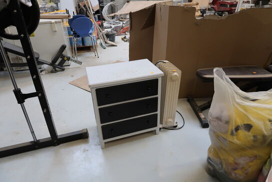 4 stk. stabelstole, kommode samt elradiator m.m.