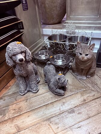 Skulptur af hunde og kat inkl. Hundeskåle