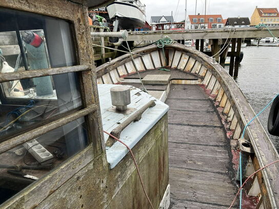 Bundgarnsjolle, Faxe Ladeplads, lærk på eg