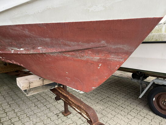 32 fod tidl. bundgarnsjolle med lille dybgang..frontmont. påhængsmotor