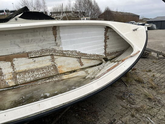 18 fod Fåborg, glasfiber, tomt skrog