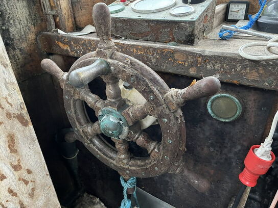 Bundgarnsjolle, Faxe Ladeplads, lærk på eg