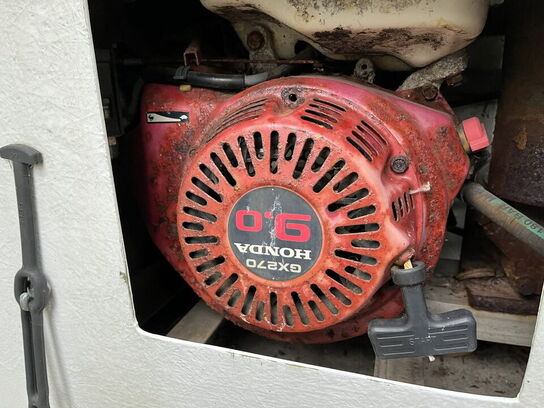 32 fod tidl. bundgarnsjolle med lille dybgang..frontmont. påhængsmotor