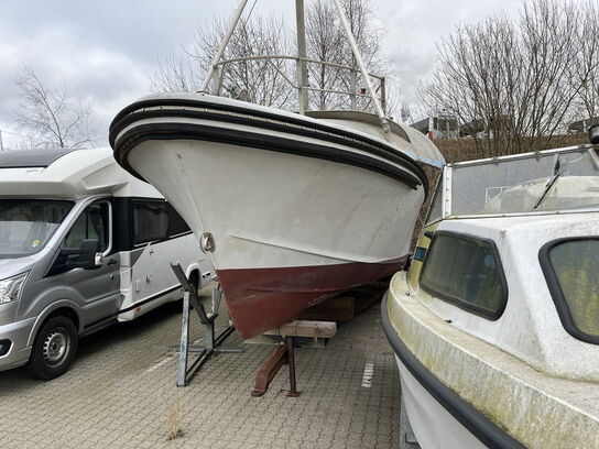 32 fod tidl. bundgarnsjolle med lille dybgang..frontmont. påhængsmotor