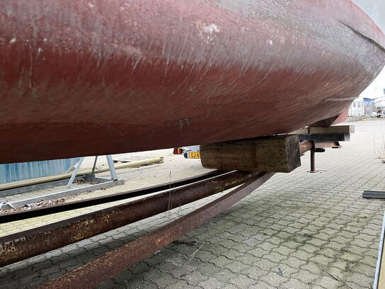 32 fod tidl. bundgarnsjolle med lille dybgang..frontmont. påhængsmotor