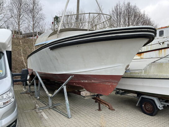 32 fod tidl. bundgarnsjolle med lille dybgang..frontmont. påhængsmotor