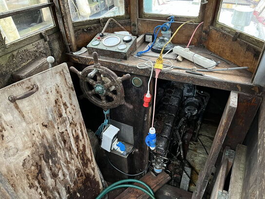 Bundgarnsjolle, Faxe Ladeplads, lærk på eg