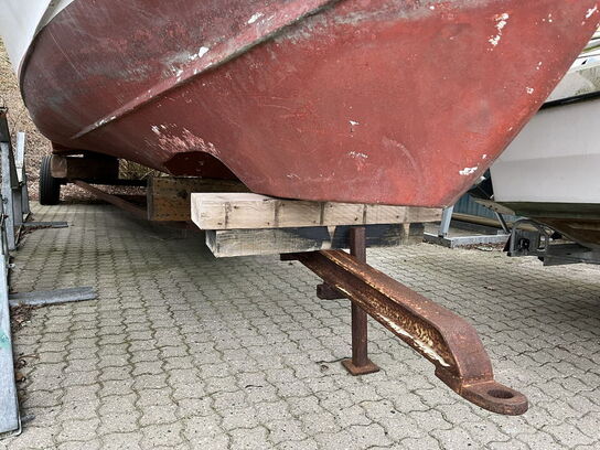 32 fod tidl. bundgarnsjolle med lille dybgang..frontmont. påhængsmotor