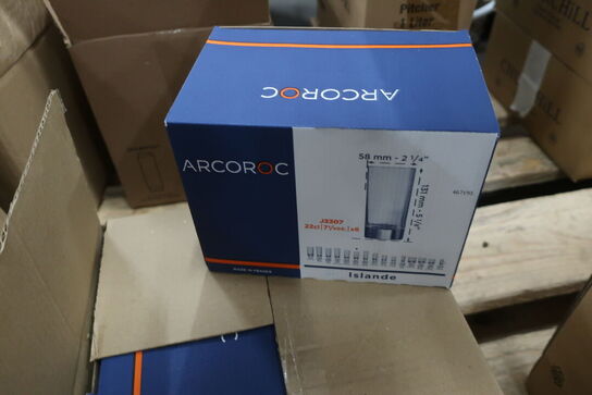 Tallerkner, flasker samt glas 